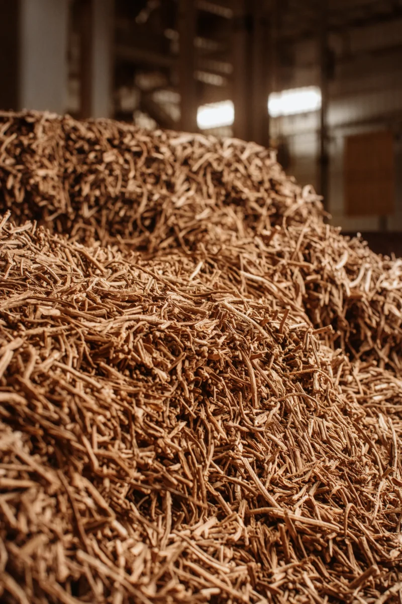 En stor hög av torkad tobak